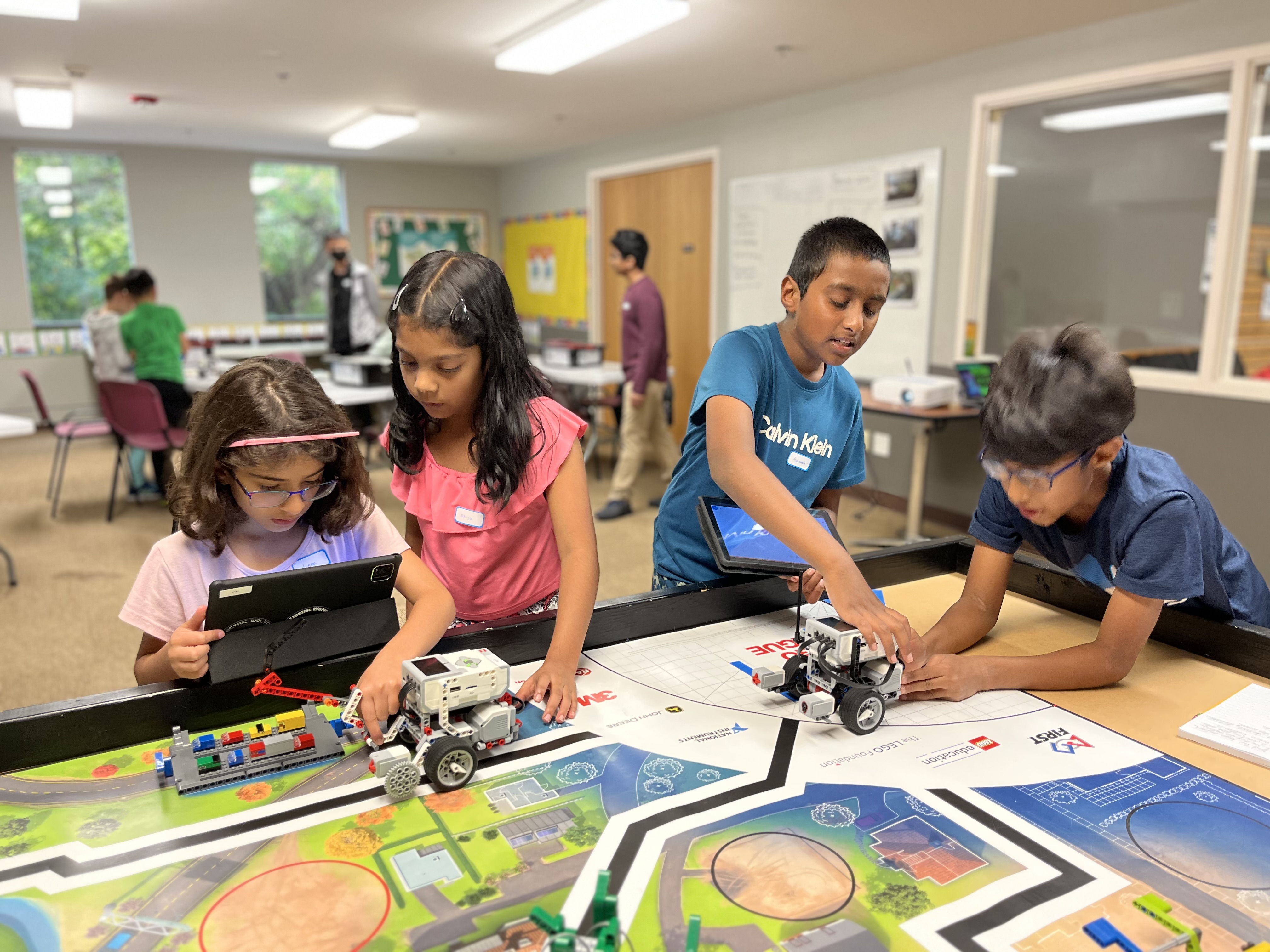 Electric Wolves Robotics 101-103 class learning programming.